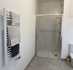 Dusche, Haartrockner, Handtücher, Toilettenpapier