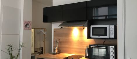 Refrigerador, microondas, horno y parrilla de estufa