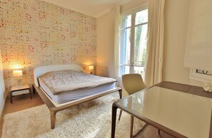 3 bedrooms, desk, iron/ironing board, travel crib