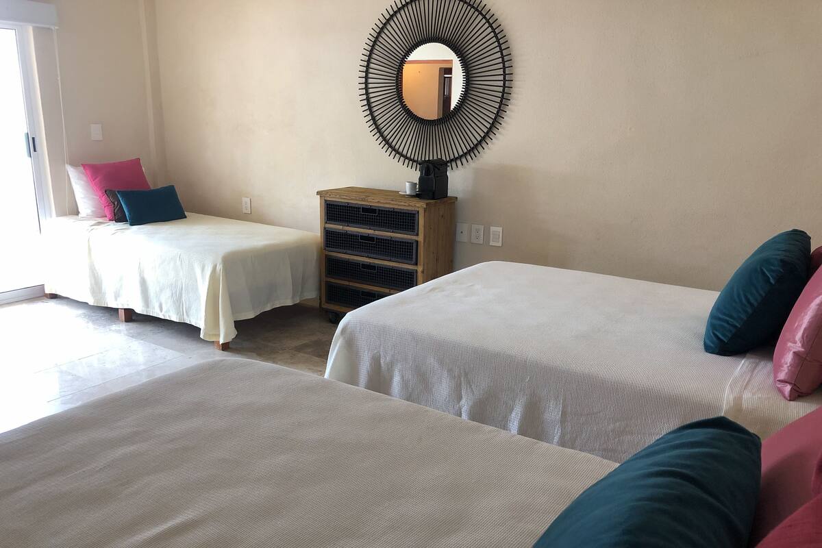 Comfort-Dreibettzimmer | Daunenbettdecken, Schreibtisch, Verdunkelungsvorhänge