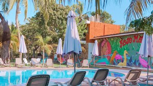 Outdoor pool, open 9:00 AM to 10:00 PM, free pool cabanas - Rojo Manglar Hotel Boutique (Acapulco)