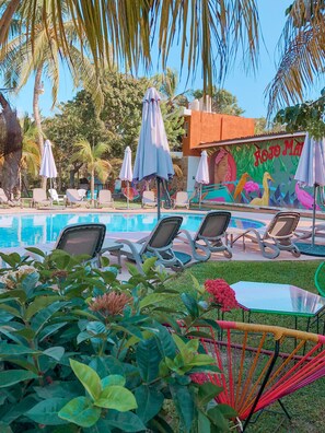 Outdoor pool, open 9:00 AM to 10:00 PM, free pool cabanas - Rojo Manglar Hotel Boutique (Acapulco)