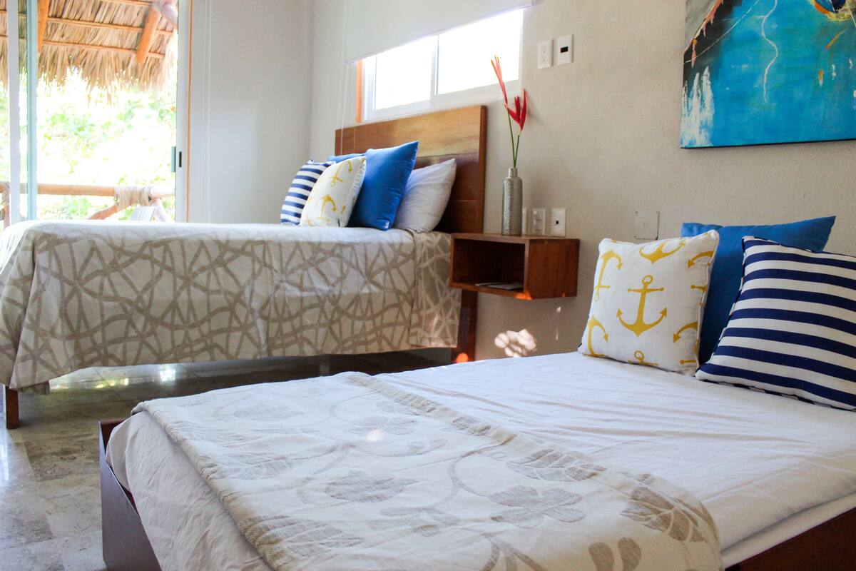 Deluxe-Zimmer | Daunenbettdecken, Schreibtisch, Verdunkelungsvorhänge