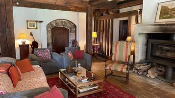 Smart TV, chimenea, mesa de ping pong