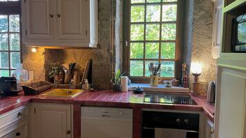 Refrigerador, microondas, horno, placa de cocina