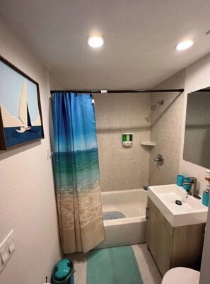 Dusche, Shampoo, Toilettenpapier