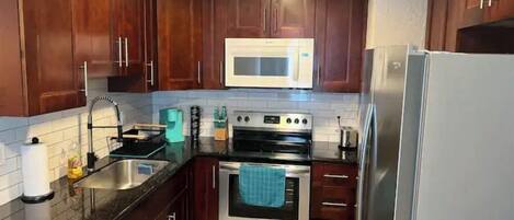 CafetiÚre-théiÚre, grille-pain, mélangeur, vaisselle et ustensiles