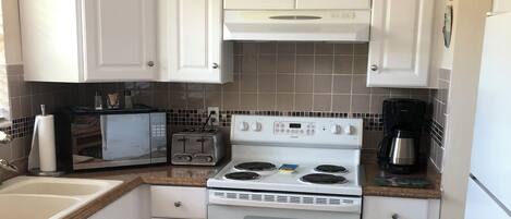 Microondas, horno y placa de cocina