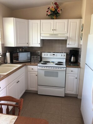 Microondas, horno, placa de cocina