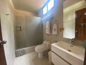Standard Room | Bathroom | Rainfall showerhead, free toiletries, towels - VPX HOTEL & Bungalows (Cieneguilla)