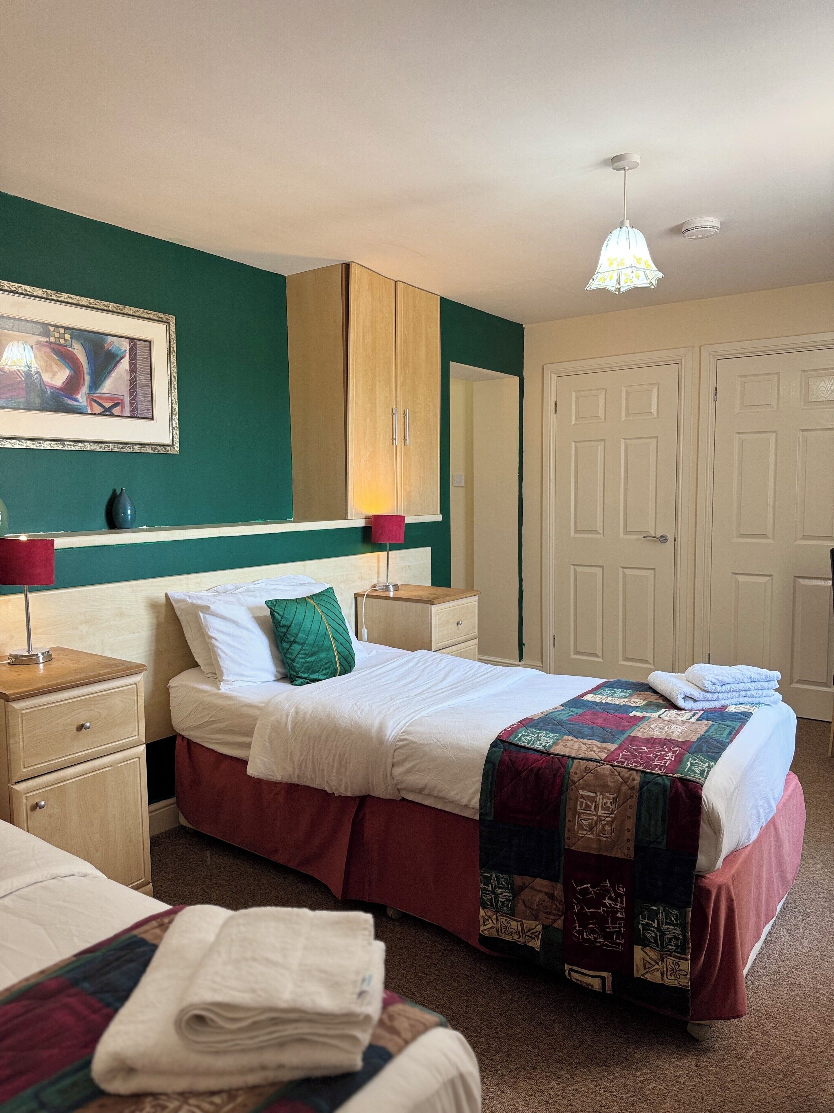 Habitación Deluxe con 2 camas individuales, 2 camas individuales | Escritorio, sistema de insonorización, tabla de planchar con plancha