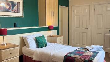 Escritorio, sistema de insonorización y tabla de planchar con plancha