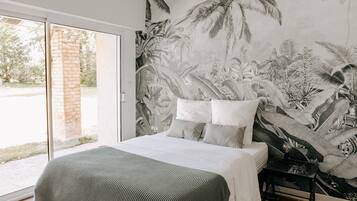 5 bedrooms, travel crib, WiFi