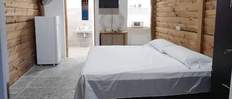 1 habitación, muebles diferentes y ropa de cama