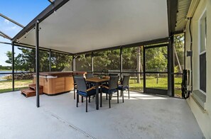 Outdoor dining - Beautiful Lake View Home: Pool+HotTub, 15 Min To Disney (Davenport)