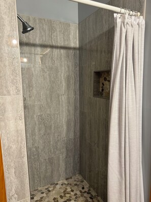 Dusche, Whirlpool, Haartrockner, Handtücher