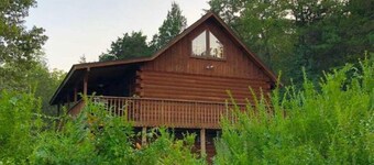 Dogwood Lodge- A beautiful three bedroom, two bath log cabin with Hot Tub! Hiking Trail & Cave on property!