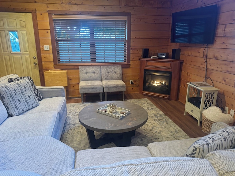 Dogwood Lodge- A Beautiful Three Bedroom, Two Bath Log Cabin With Hot Tub! Hiking Trail & Cave On Property! - Eureka Springs