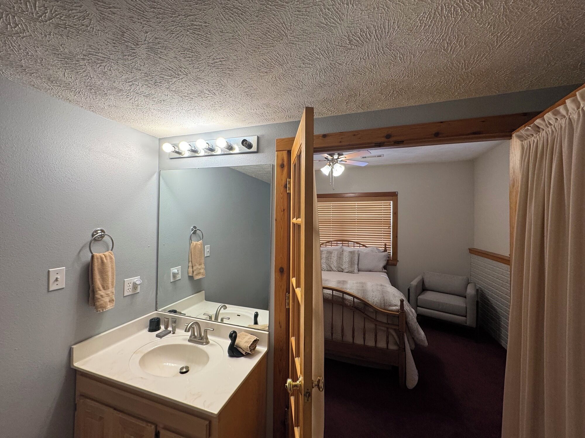 3 chambres, fer et planche à repasser, Wi-Fi, draps fournis