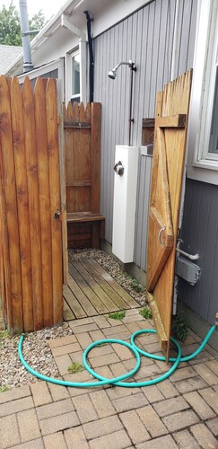 Comfortable renovated 3-bedroom apartment - 5 min from the beach