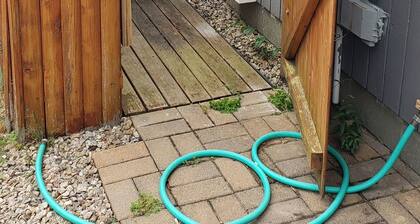 Comfortable renovated 3-bedroom apartment - 5 min from the beach