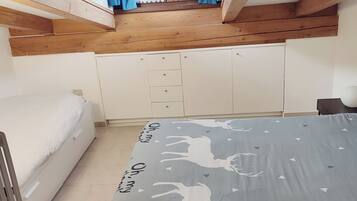 1 bedroom, desk, iron/ironing board, free WiFi