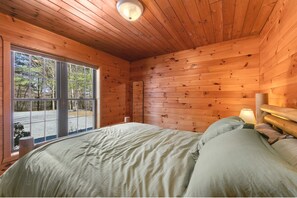 2 sovrum, skrivbord, strykjärn/strykbräda och resesäng