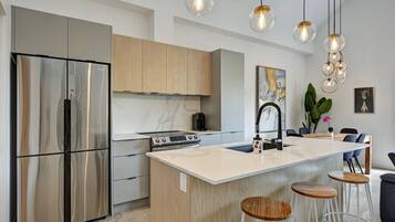 Coffee/tea maker, fridge, microwave, oven