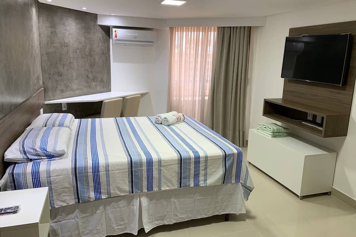 Executive Studio Suite | Desk, free WiFi, bed sheets