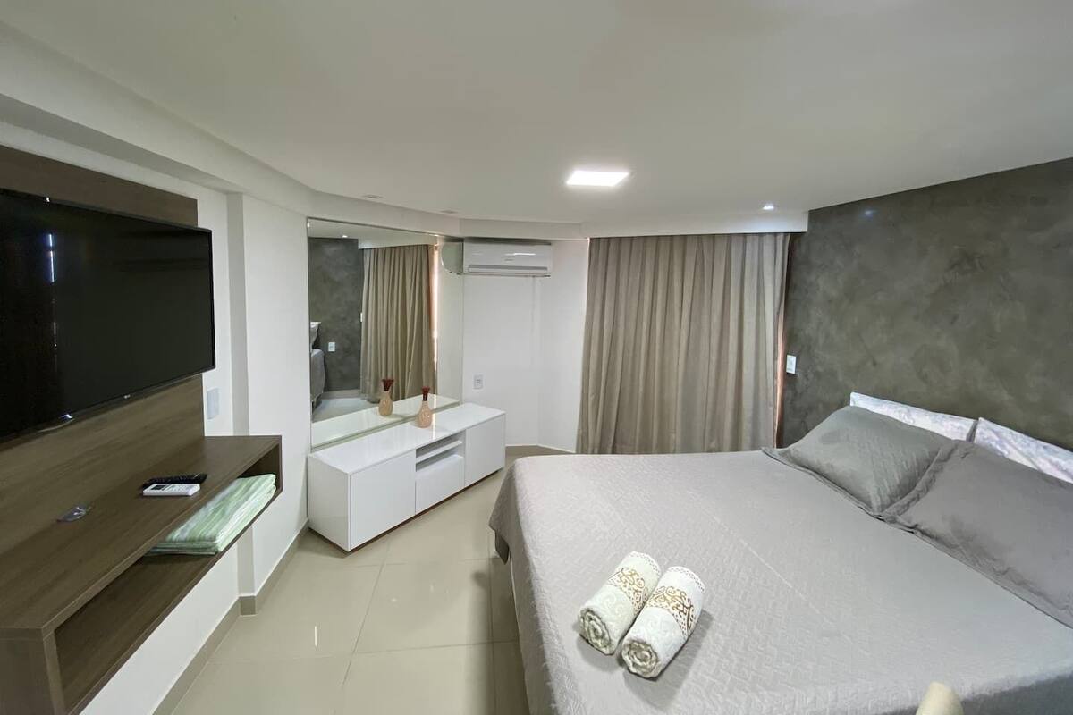 Design Studio Suite | Desk, free WiFi, bed sheets