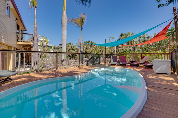 Alberca al aire libre y alberca climatizada