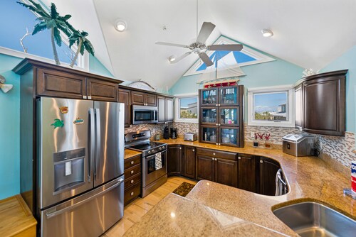 The Salty Conch - Luxury Just Steps To The Beach with Private Pool; Golf Cart