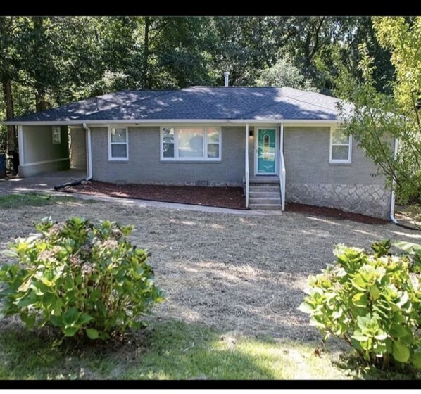 Exterior - Beautiful Studio Apt in Downtown Atlanta (East Point)