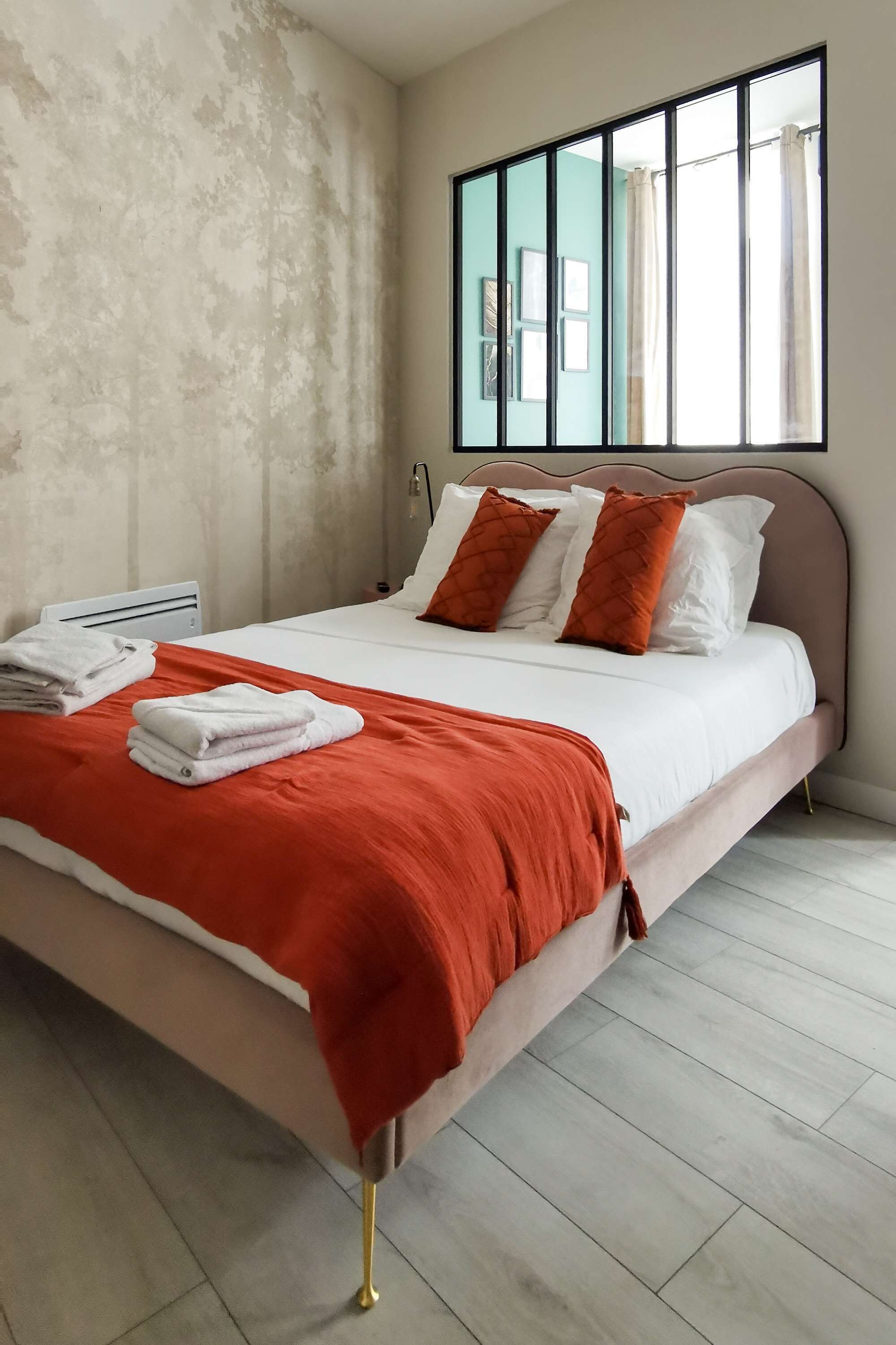 1 slaapkamer, een bureau, een strijkplank/strijkijzer, wifi