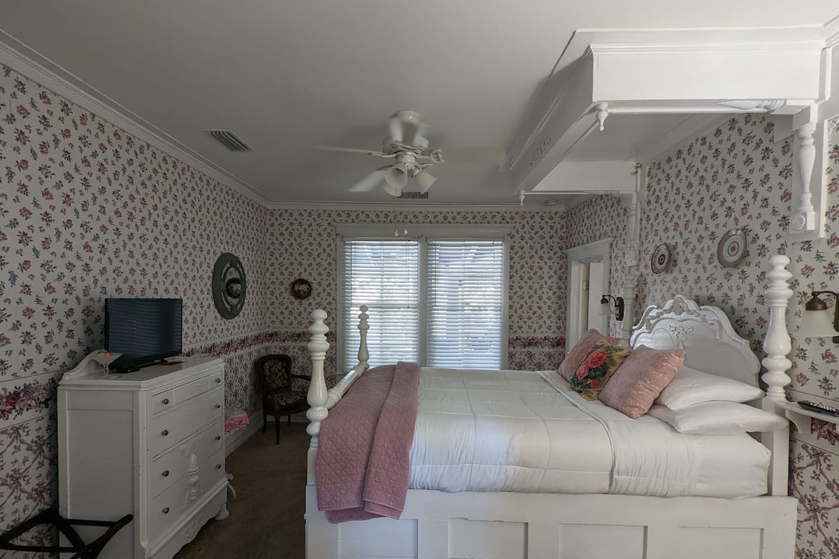 Queens Annes Lace | Blackout curtains, iron/ironing board, free WiFi