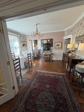 35-inch flat-screen TV with cable channels, TV - Old Powder House Inn (St. Augustine)