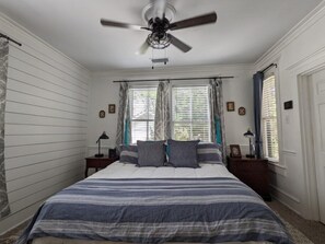 Quarto premium | Cortinas blackout, ferros/tábuas de passar roupa, Wi-Fi de cortesia