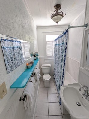 Kamar Premium | Kamar mandi | Perlengkapan mandi gratis, pengering rambut, jubah mandi, dan handuk