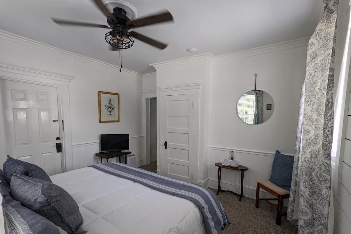 Miranda Room | Blackout curtains, iron/ironing board, free WiFi