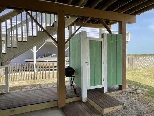 Beachfront - Three Bedroom Waterfront House in Family Friendly Jamaica Beach
