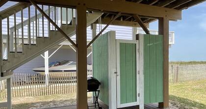 Beachfront - Three Bedroom Waterfront House in Family Friendly Jamaica Beach