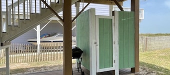 Beachfront - Three Bedroom Waterfront House in Family Friendly Jamaica Beach