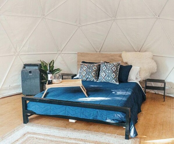 1 bedroom, desk, free WiFi, bed sheets - Glamping in The City with a Hot Tub (Belmont)