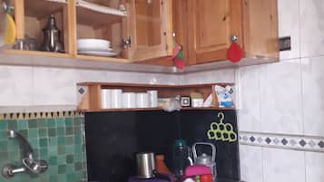 Kühlschrank, Herdplatte, Wasserkocher mit Kaffee-/Teezubehör