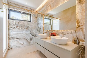 Bathtub - Exquisite design villa directly at the bach (Blato)