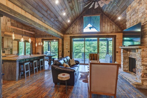 Gorgeous cabin with beautiful sunsets over the Toccoa River!