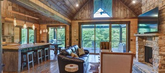 Gorgeous cabin with beautiful sunsets over the Toccoa River!