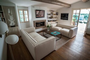 Smart TV, fireplace