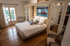 3 habitaciones, escritorio y tabla de planchar con plancha 