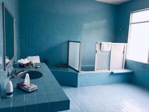 Quarto casal luxo | Banheiro | Chuveiro, toalhas de banho